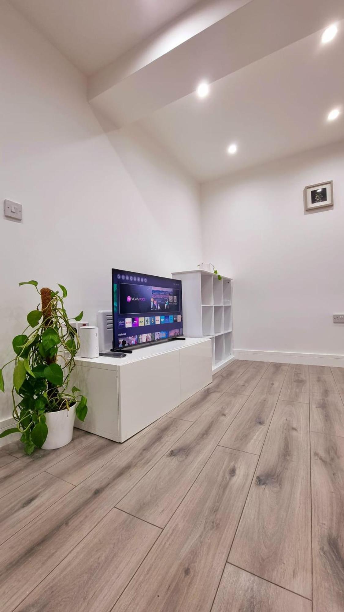 Brand New Flat Close To Turnpike Lane Tube Station Лондон Екстериор снимка